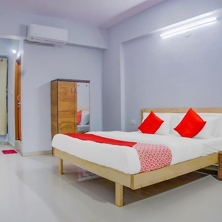 Oyo 75173 Hotel Regency Szúrat Kültér fotó