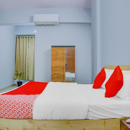 Oyo 75173 Hotel Regency Szúrat Kültér fotó