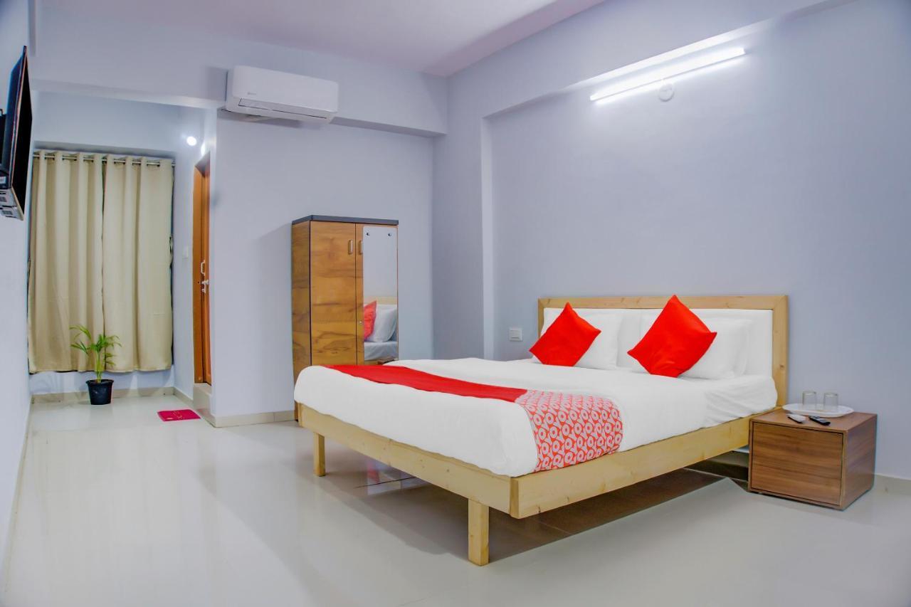 Oyo 75173 Hotel Regency Szúrat Kültér fotó