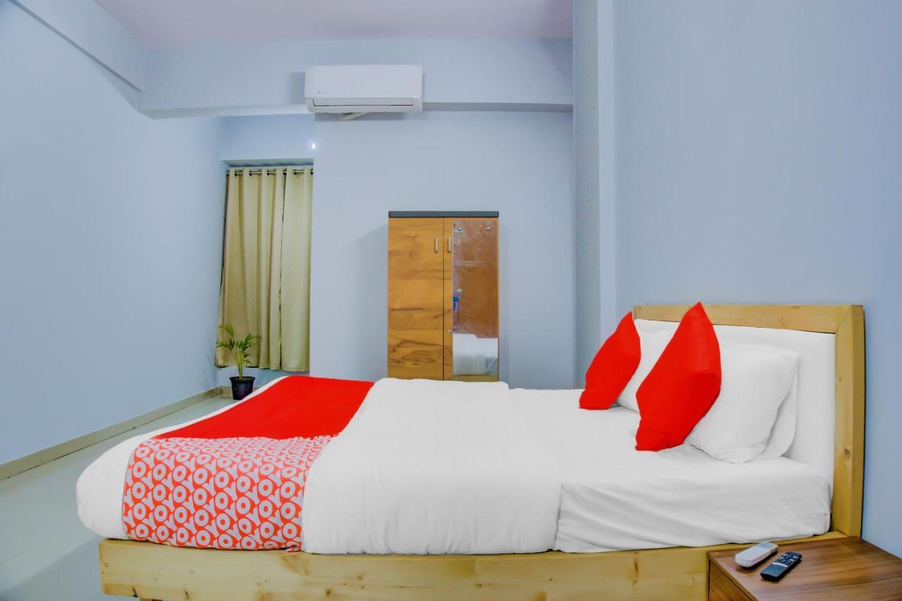 Oyo 75173 Hotel Regency Szúrat Kültér fotó