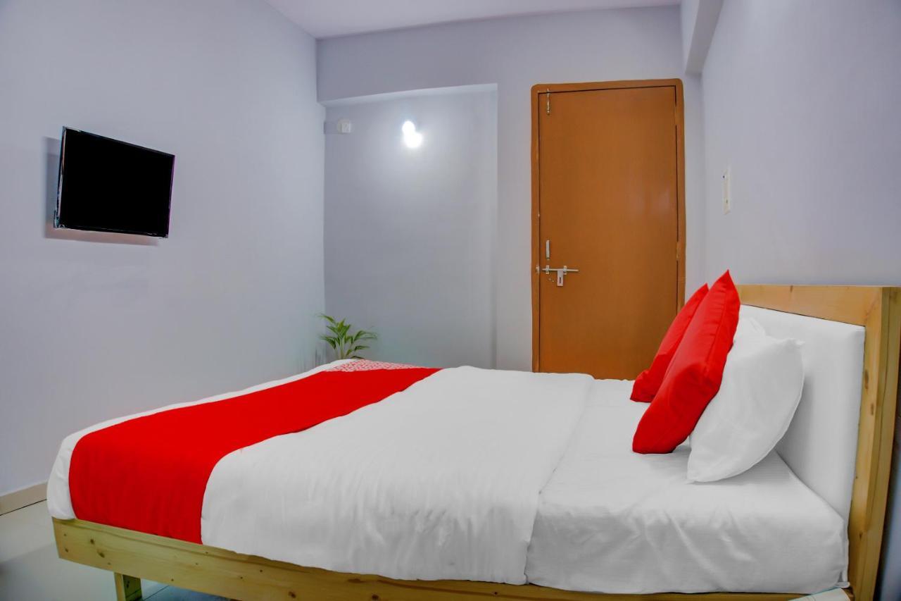 Oyo 75173 Hotel Regency Szúrat Kültér fotó