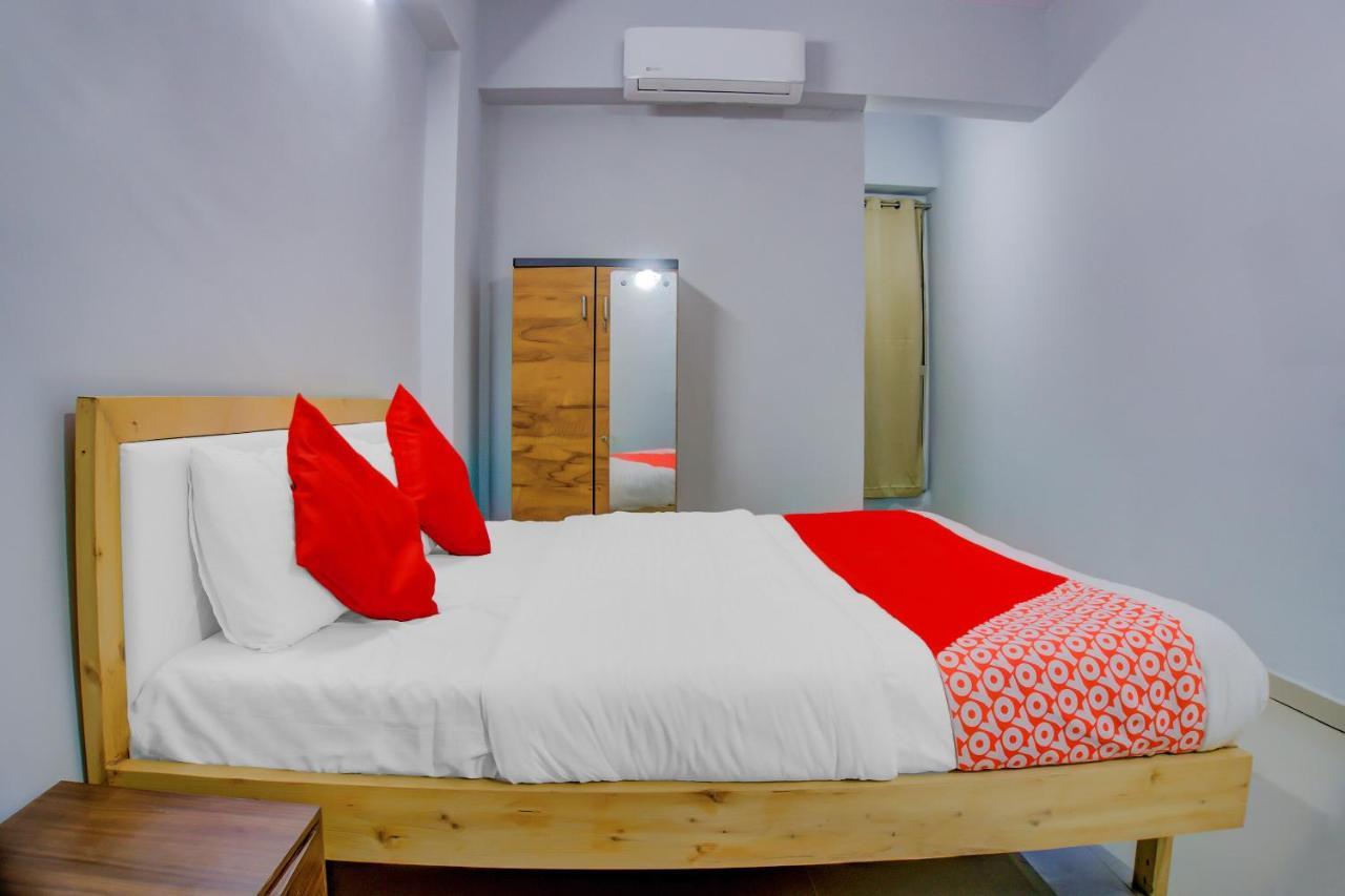 Oyo 75173 Hotel Regency Szúrat Kültér fotó