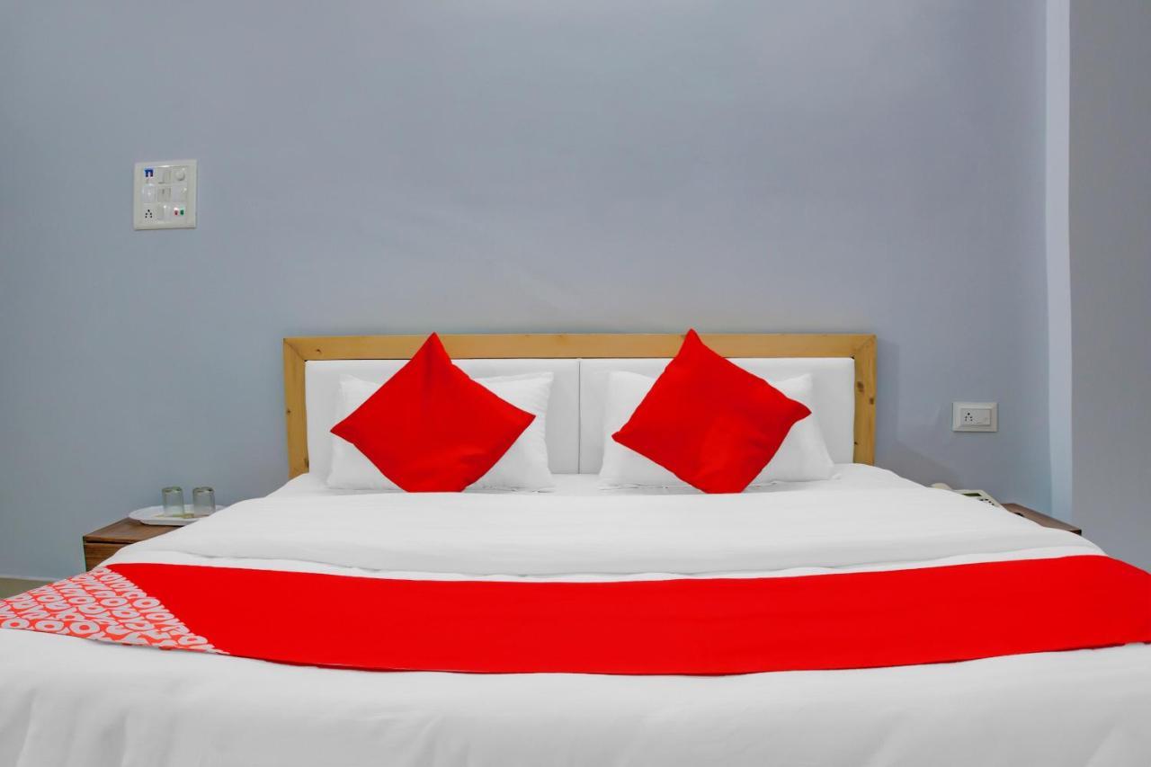 Oyo 75173 Hotel Regency Szúrat Kültér fotó