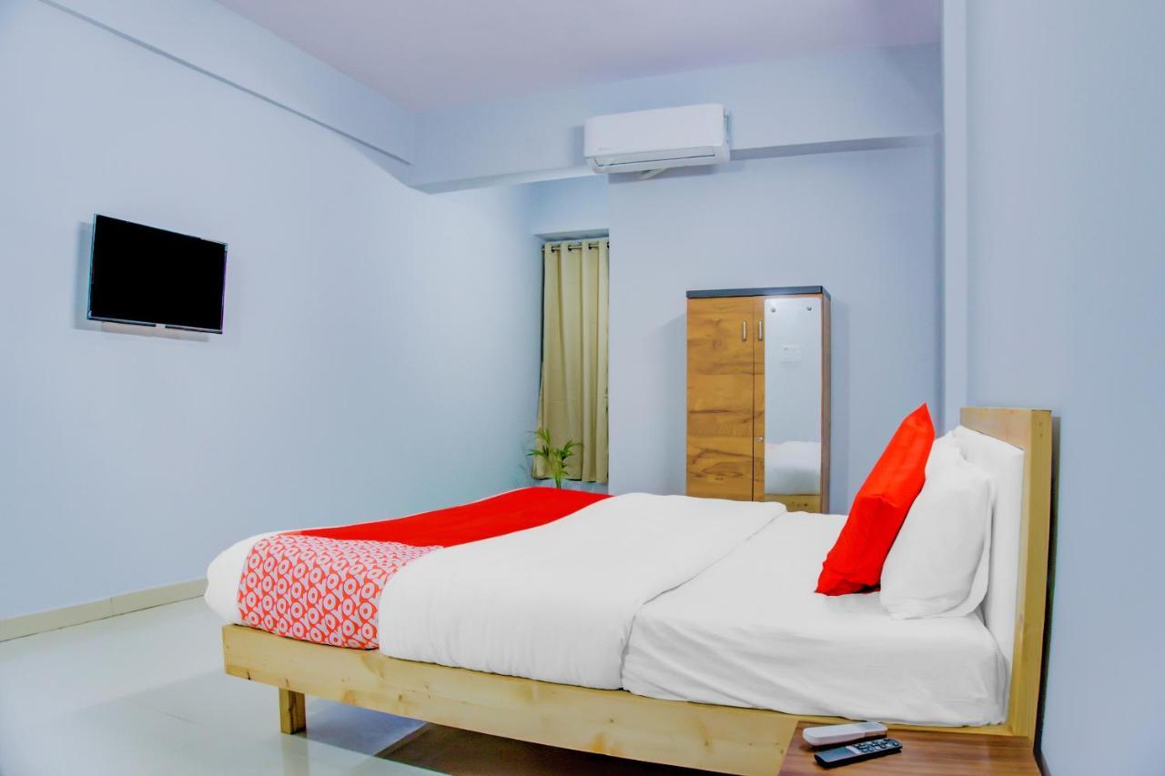 Oyo 75173 Hotel Regency Szúrat Kültér fotó