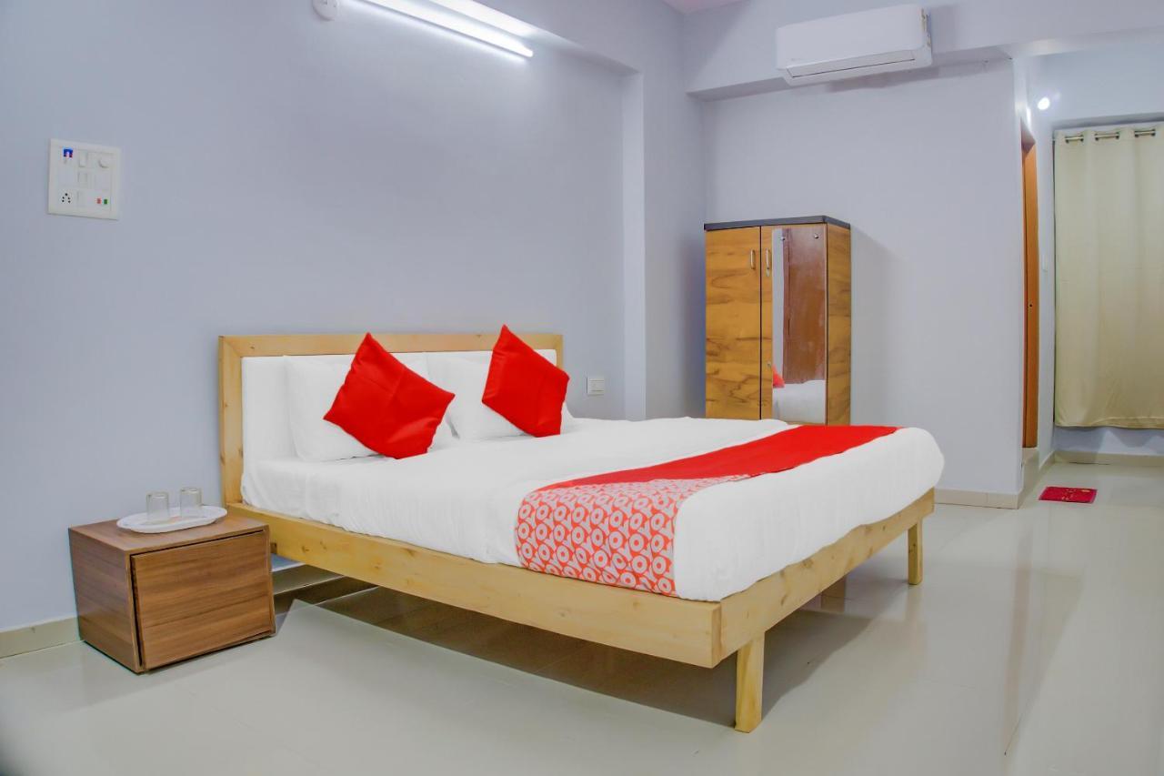 Oyo 75173 Hotel Regency Szúrat Kültér fotó