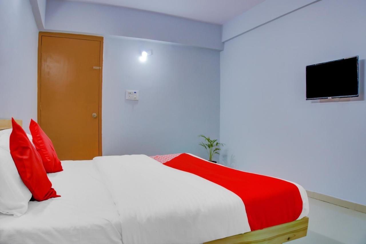 Oyo 75173 Hotel Regency Szúrat Kültér fotó