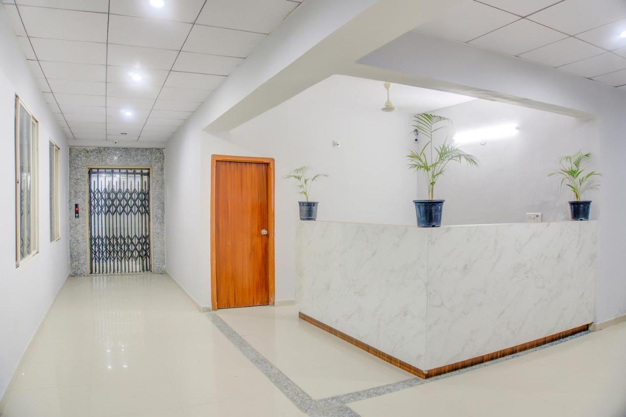 Oyo 75173 Hotel Regency Szúrat Kültér fotó
